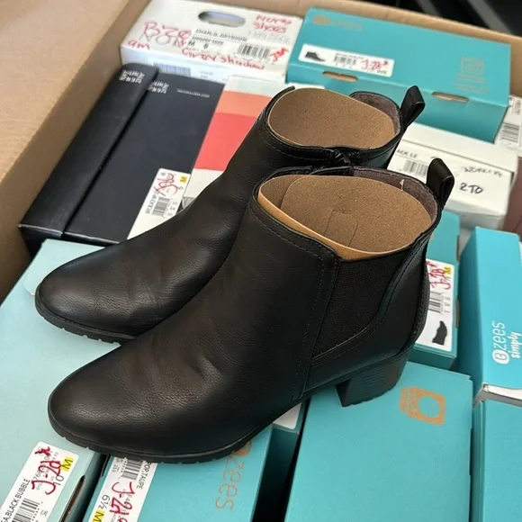 LifeStride Women's Mesa Chelsea Bootie - Picture 6 of 7